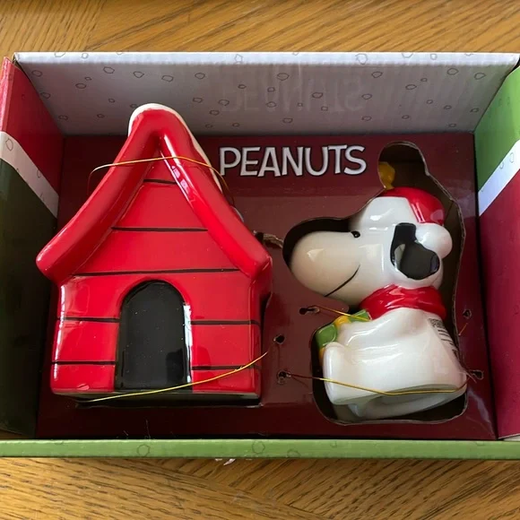 Snoopy Peanuts Dog House Holiday Salt & Pepper Shakers Boxed NEW - Picture 1 of 2